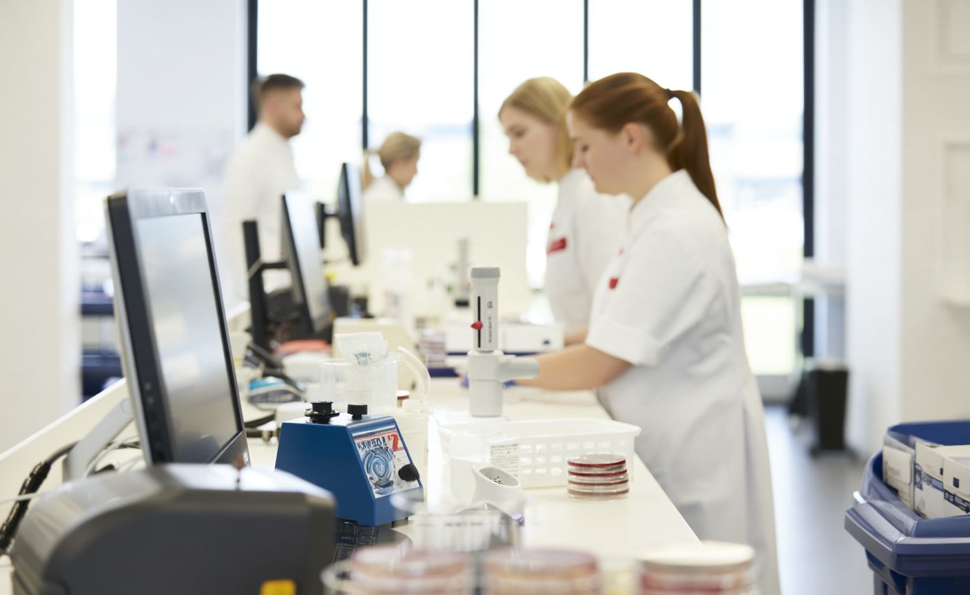 Laboranten aan het werk in een medisch labo