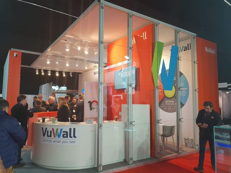 Glazen vergaderruimte op de stand van VuWall