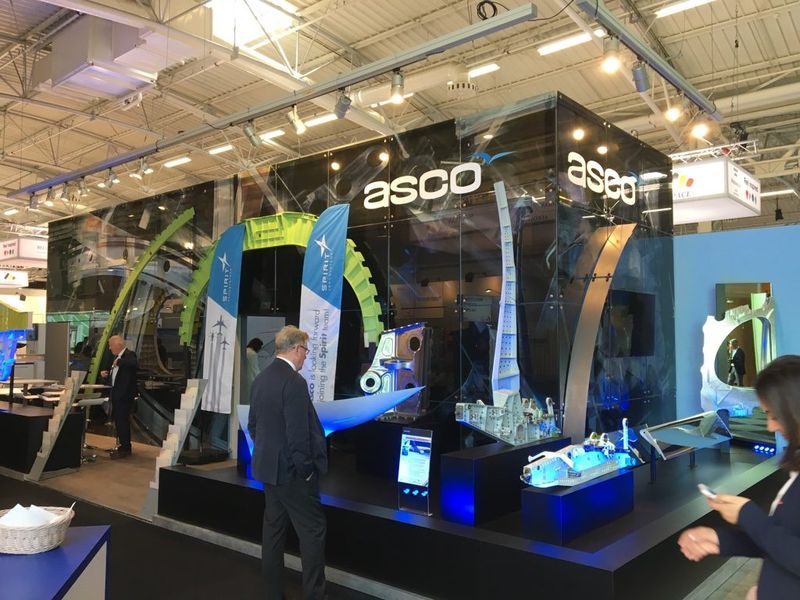 Maquettes en een scherm op de stand van ASCO