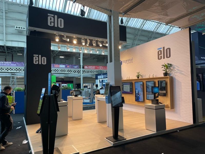 Stand van ELO met zwarte en witte wanden en touchscreens op zuilen