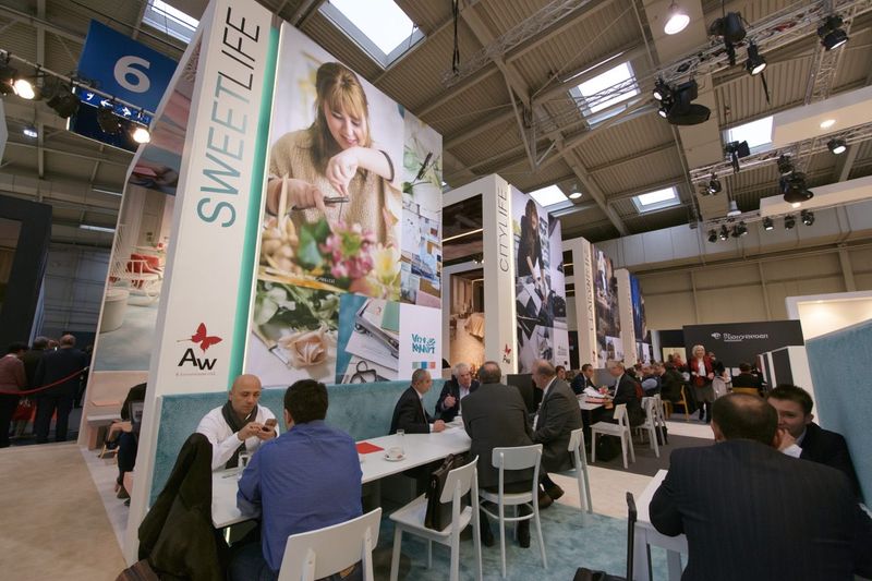 Restaurant op de stand van Associated Weavers, naast een hoge printwand