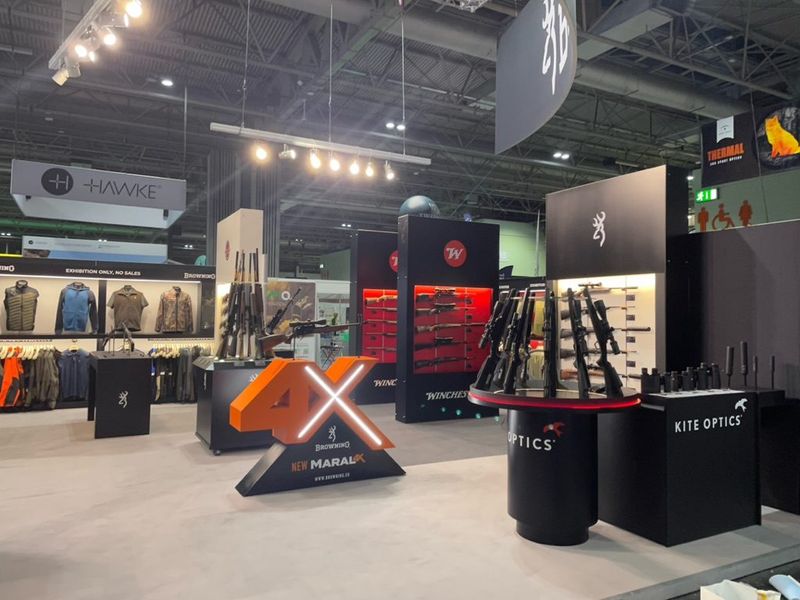 Stand van Browning met vitrines, geweren en een verlichte 4X-sculptuur