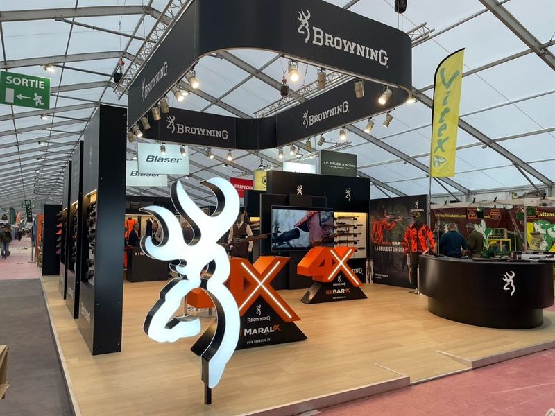 Verlicht logo van Browning op de stand