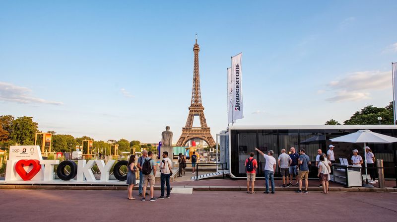 Merkactivatie met een glazen promotrailer aan de Eiffeltoren in Parijs