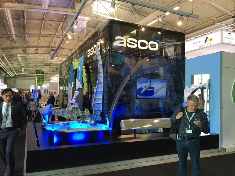 Zwarte stand van ASCO met een verlichte maquette