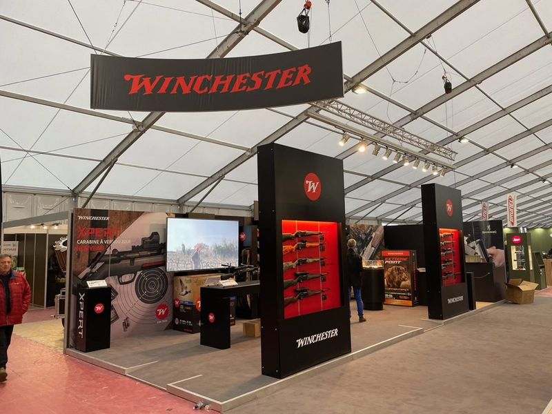 Hoekstand van Winchester met een rode banner en schermen