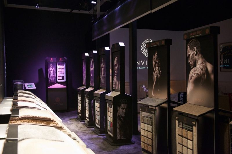 Donkere blackbox met stalenzuilen en een verlichte vitrine